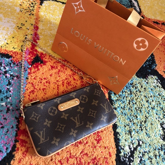 Louis Vuitton Handbags - ☀️Louis Vuitton Sale☀️ Louis wristlet  with strap